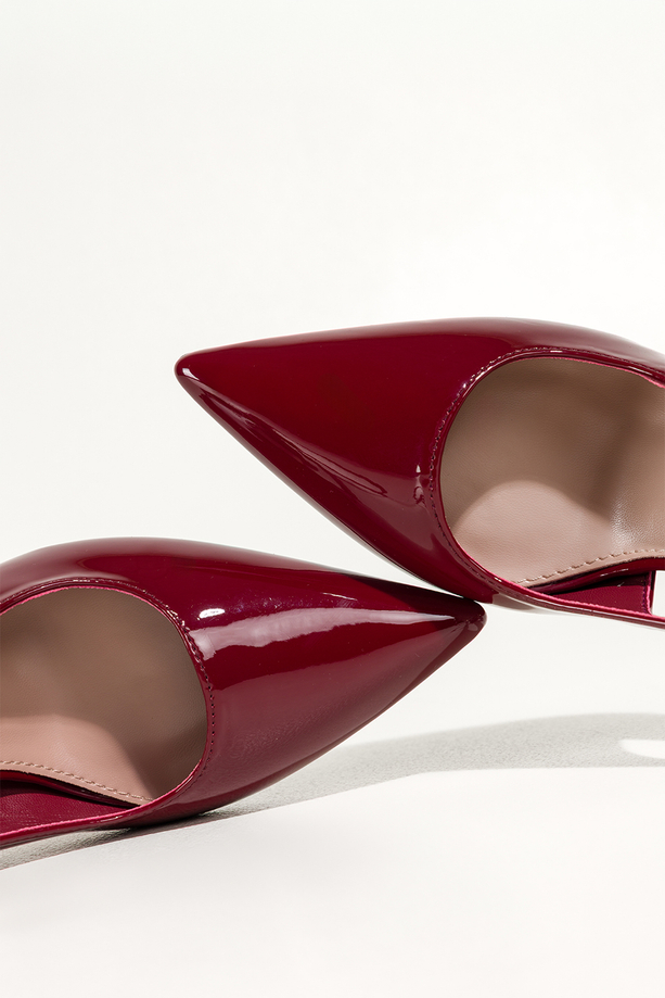 Bordowe czółenka damskie lakierowane szpilki wycięcia na cholewce pasek wokół kostki Carla 641-8