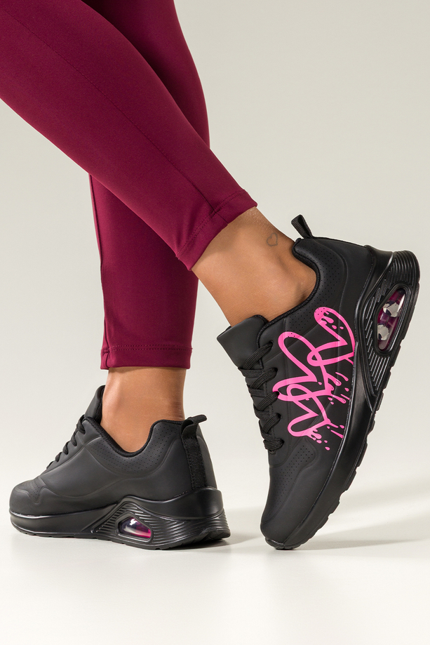 Czarne sneakersy damskie buty sportowe na koturnie różowe serca na cholewce sznurowane Casu 0992-8