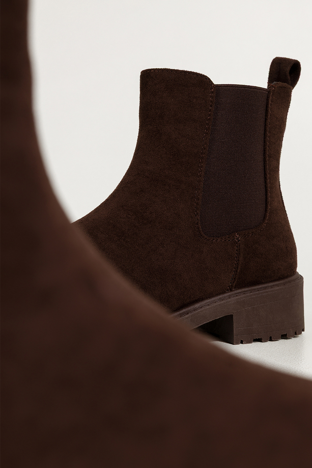 Czekoladowe botki damskie na bieżnikowanej podeszwie guma w cholewce Casu YZ844-7