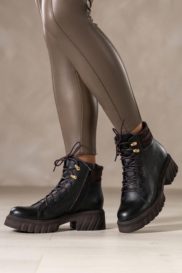 Czarne botki skórzane damskie na bieżnikowanej czekoladowej podeszwie sznurowane PRODUKT POLSKI Casu 8097