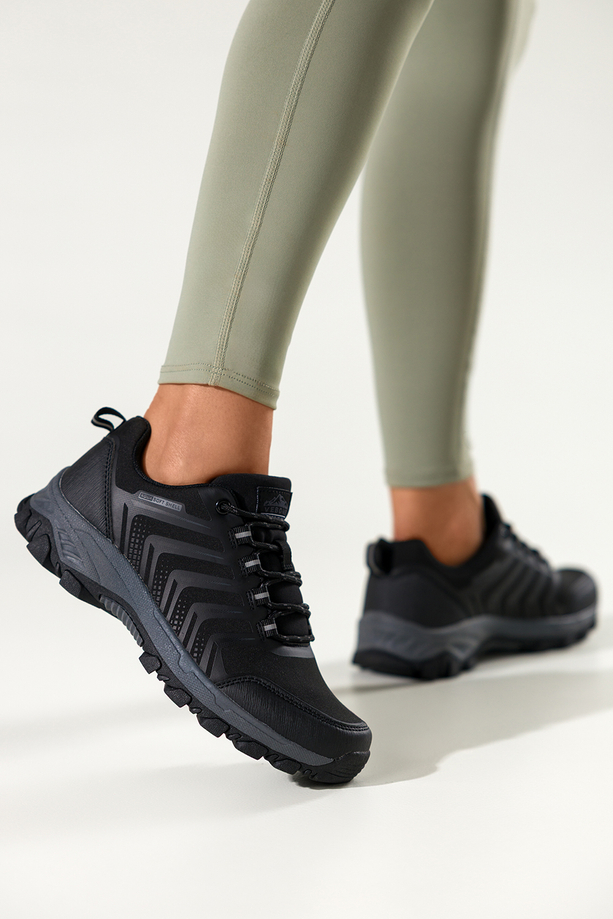Czarne buty trekkingowe damskie buty sportowe softshell na bieżnikowanej podeszwie szare wstawki sznurowane Carla EY82933-8