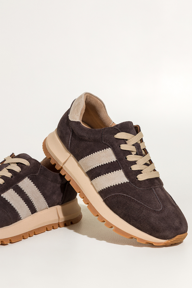 Czekoladowe sneakersy skórzane damskie buty sportowe na bieżnikowanej platformie beżowe wstawki sznurowane Carla TW-OC8919