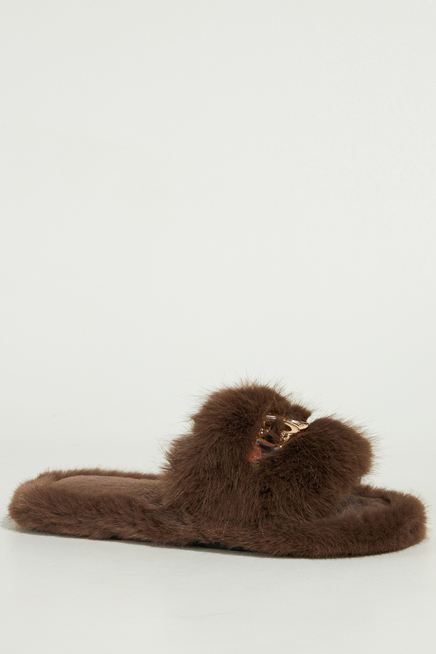 Czekoladowe kapcie damskie obuwie domowe futrzane szeroki pasek ze złotą ozdobą Casu UO961