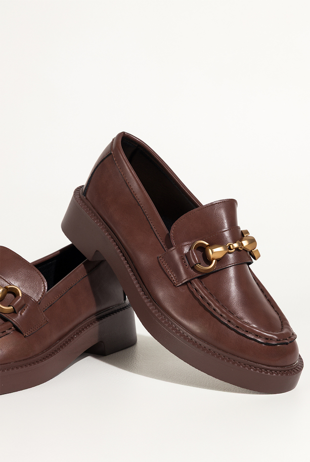 Brązowe mokasyny damskie półbuty na niskim obcasie złota ozdoba Carla V882