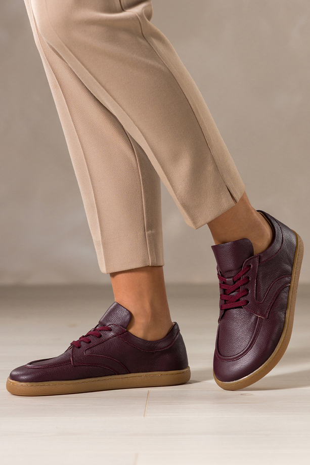 Bordowe półbuty barefoot skórzane damskie szerokie na elastycznej płaskiej podeszwie cholewka z przeszyciami bordowe sznurówki PRODUKT POLSKI Casu M8669