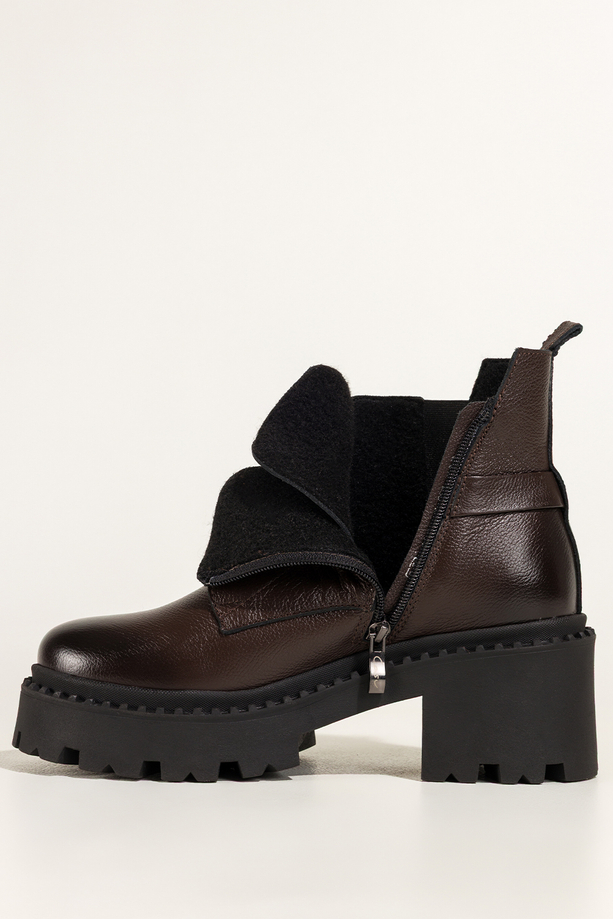 Czekoladowe botki skórzane damskie workery na bieżnikowanej platformie w cholewce guma pasek ze stalową ozdobą sznurowane PRODUKT POLSKI Casu 39442