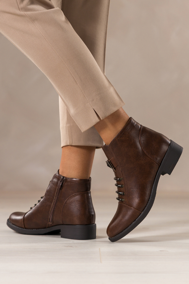Brązowe botki damskie na szerokim niskim klocku stalowe ozdoby Carla Y-6-8636