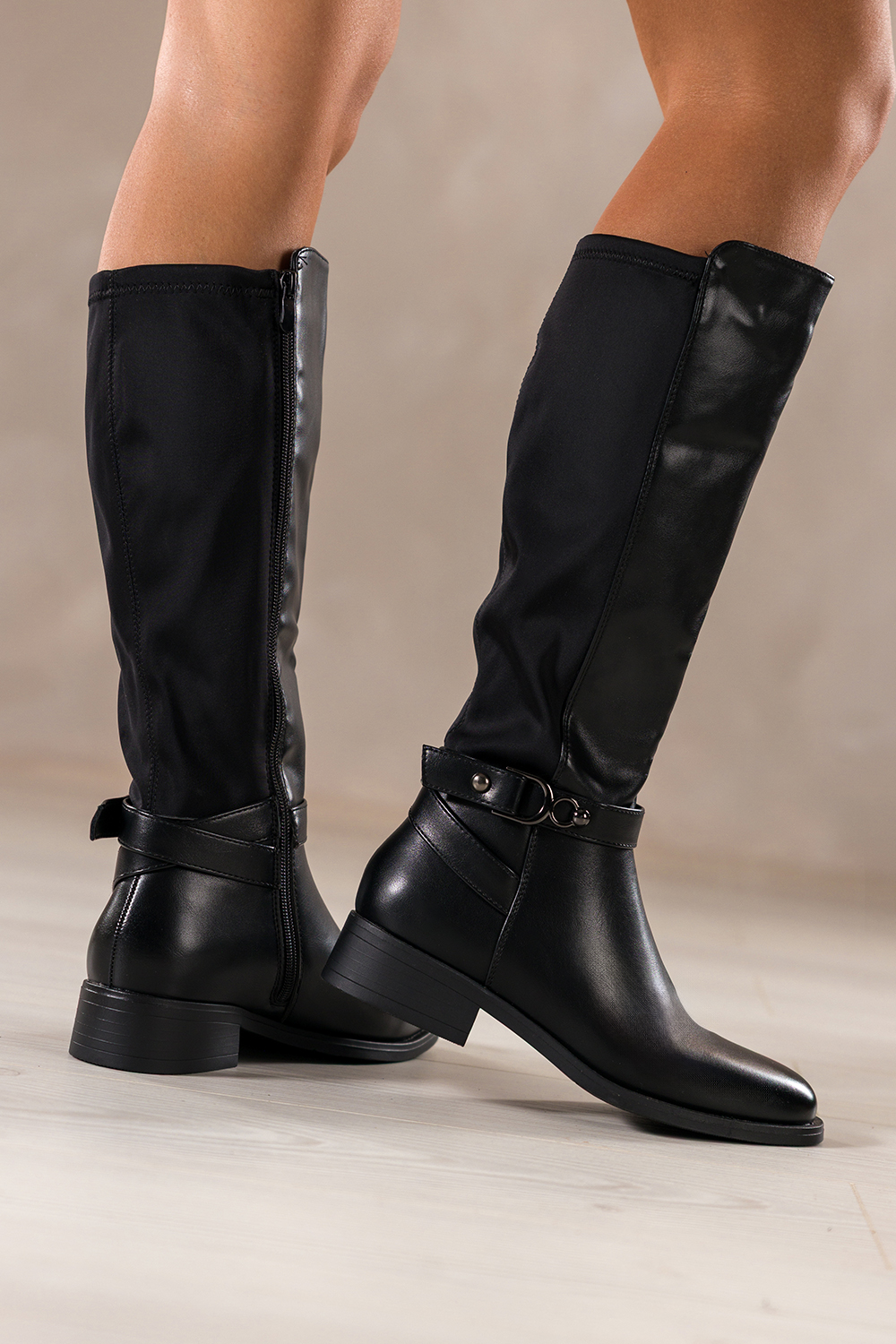 Czarne kozaki damskie na klocku elastyczna cholewka pasek ze stalow ozdob Casu D728-8