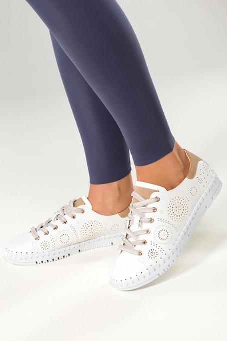 Białe sneakersy damskie buty sportowe ażurowe z elastyczną żłobioną podeszwą sznurowane Carla MD7588-2