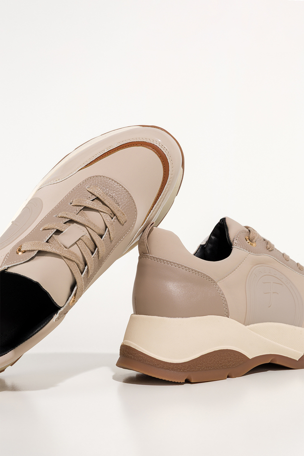 Beżowe sneakersy damskie buty sportowe na koturnie ze żłobieniami brązowe wstawki sznurowane Carla 4982