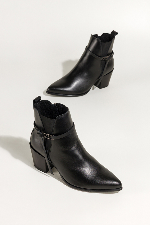 Czarne botki skórzane damskie kowbojki na ściętym klocku guma w cholewce pasek ze stalową ozdobą PRODUKT POLSKI Casu 39435