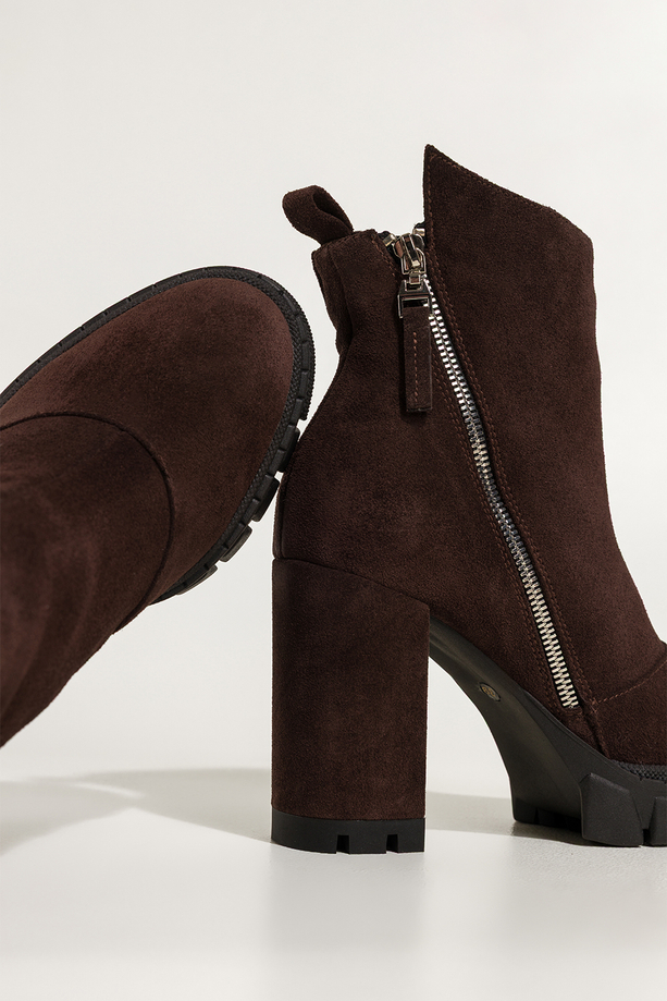 Czekoladowe botki skórzane damskie na słupku z ozdobnym suwakiem PRODUKT POLSKI Casu 7490-496