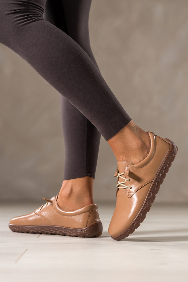 Camelowe buty barefoot skórzane damskie szerokie na elastycznej płaskiej podeszwie elastyczne jasnobeżowe sznurówki PRODUKT POLSKI Casu 89810