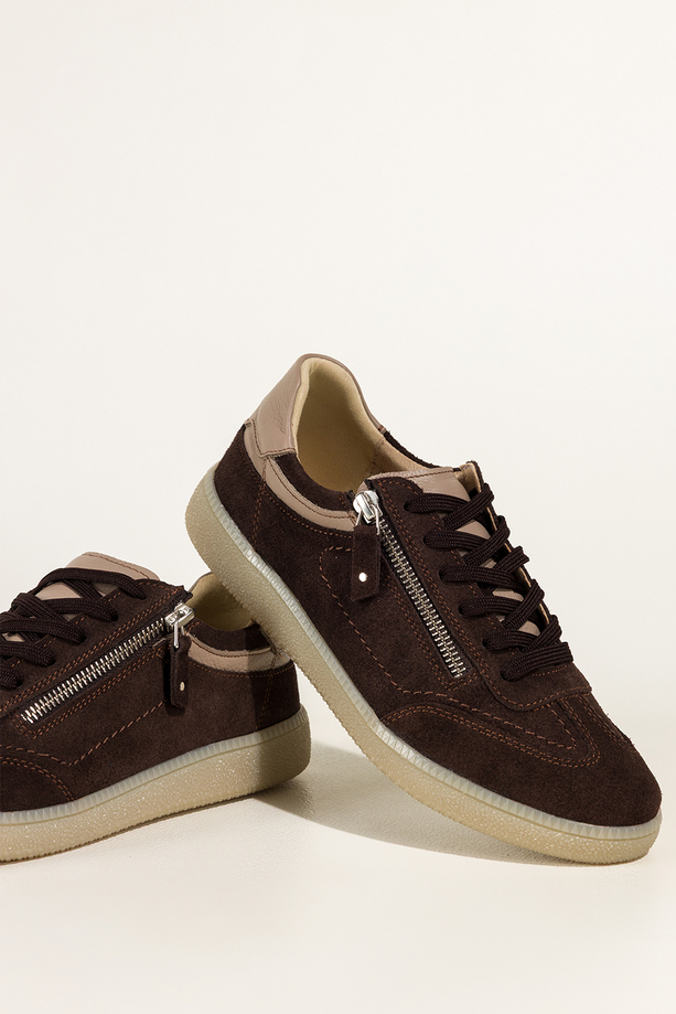 Czekoladowe sneakersy skórzane damskie buty sportowe na elastycznej podeszwie beżowe wstawki zamek w cholewce sznurowane PRODUKT POLSKI Casu M8716