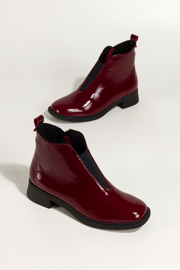 Bordowe botki skórzane damskie lakierowane na niskim obcasie wycięta cholewka z elastyczną gumą PRODUKT POLSKI Casu 380