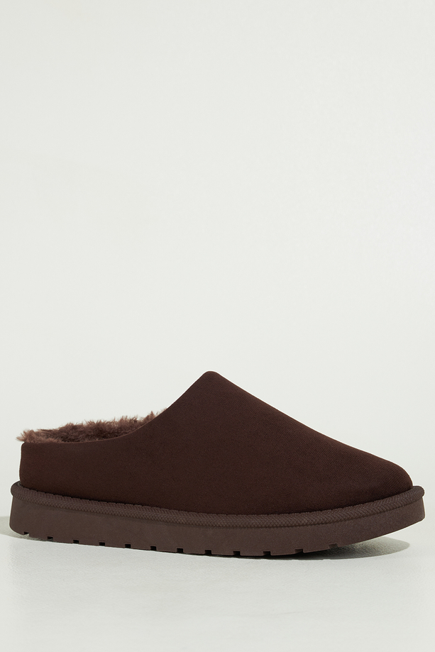 Czekoladowe kapcie damskie z futerkiem na żłobionej platformie Casu Y-116