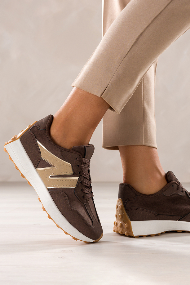 Brązowe sneakersy damskie na białej platformie beżowe i złote wstawki sznurowane Casu 8786