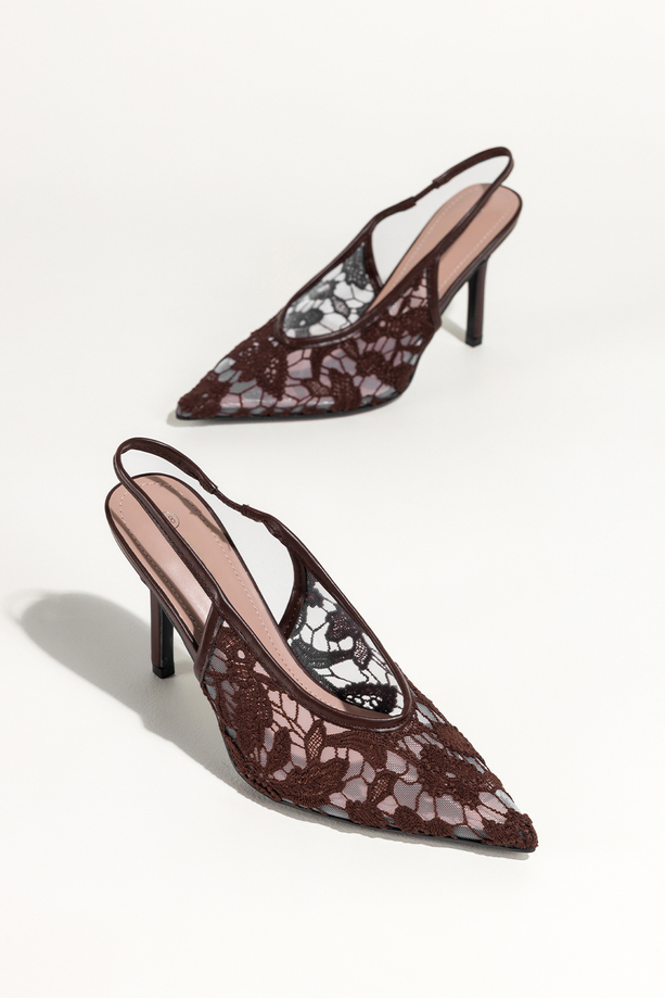 Czekoladowe czółenka damskie szpilki koronkowe odkryta pięta guma w pasku Carla S1-8844V