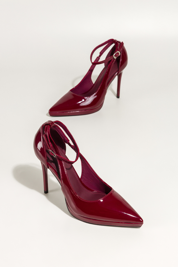 Bordowe czółenka damskie szpilki lakierowane wycięcia na cholewce pasek wokół kostki Carla OV853K