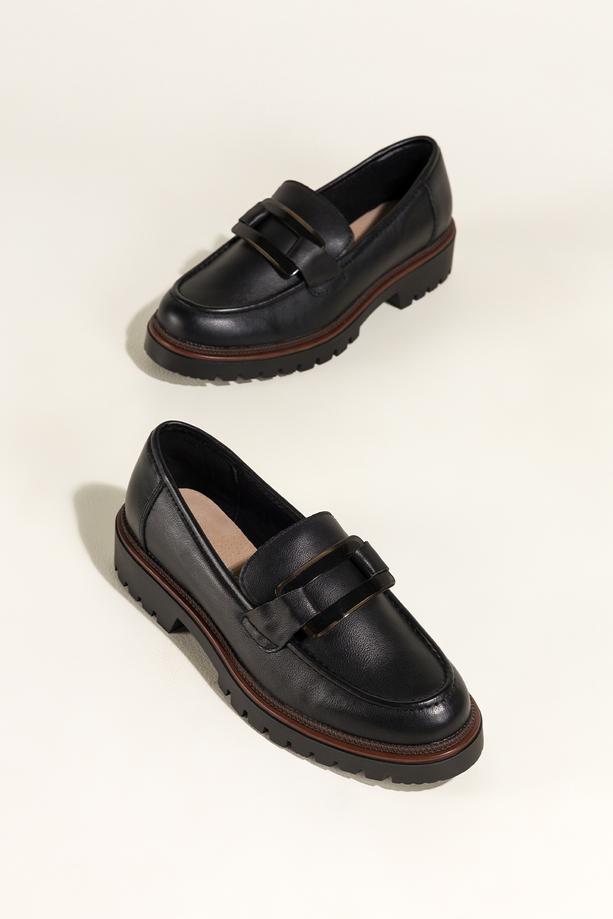 Czarne mokasyny skórzane damskie Sergio Leone na bieżnikowanej podeszwie czarna ozdoba na cholewce NP74833-H