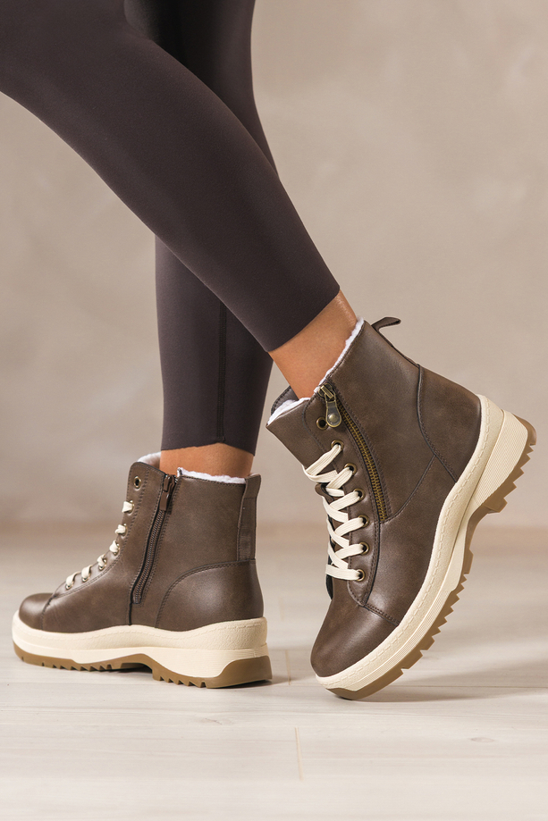 Brązowe botki damskie na bieżnikowanej elastycznej platformie ozdobny zamek na cholewce sznurowane Casu 1912-6