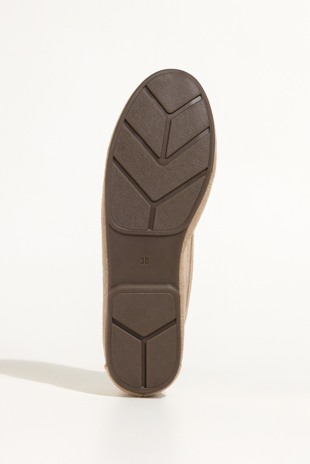 Beżowe mokasyny damskie półbuty płaskie ze złotą ozdobą skórzana wkładka Carla G341K