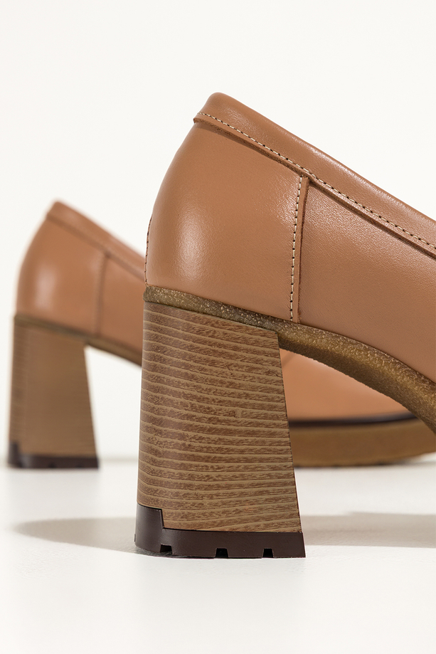 Camelowe mokasyny skórzane damskie na szerokim klocku złota ozdoba PRODUKT POLSKI Casu 79830