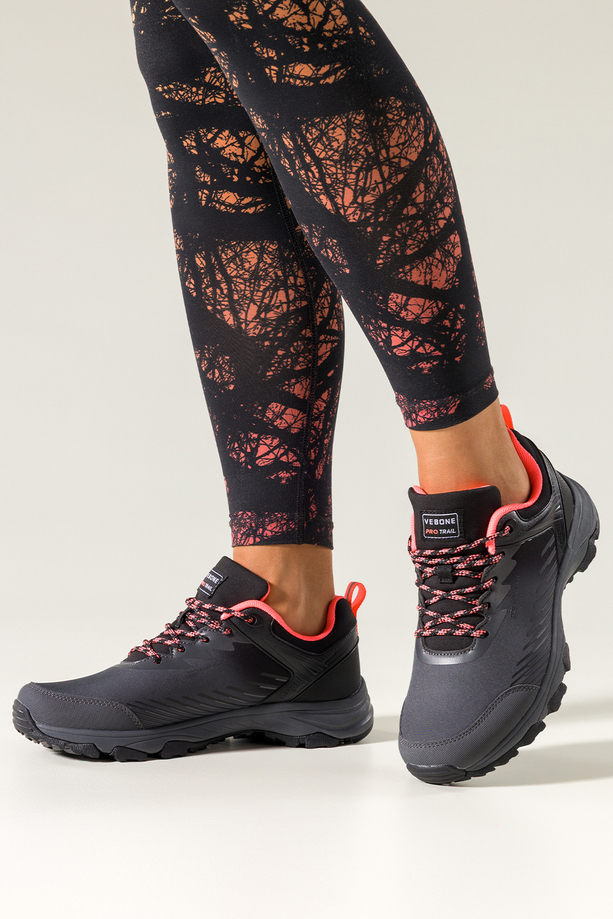 Ciemnoszare buty trekkingowe damskie buty sportowe softshell na bieżnikowanej podeszwie koralowe wstawki sznurowane Carla EY0976-6