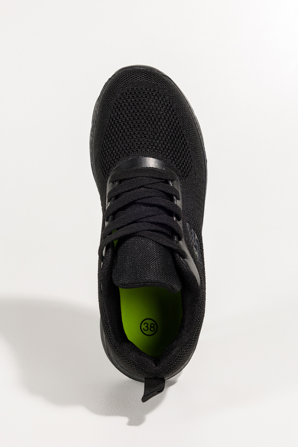 Czarne sneakersy damskie buty sportowe na fitness z perforacją czarna platforma sznurowane Casu JK9321-1