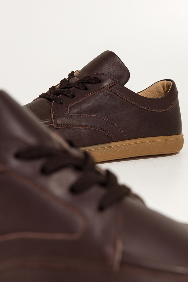 Czekoladowe półbuty barefoot skórzane damskie szerokie na elastycznej płaskiej podeszwie cholewka z przeszyciami czekoladowe sznurówki PRODUKT POLSKI Casu M8669