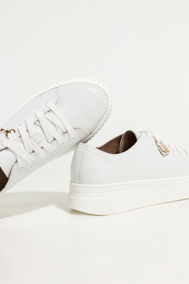 Białe sneakersy skórzane damskie buty sportowe na platformie z kłódką sznurowane PRODUKT POLSKI Casu 1145