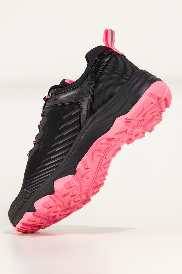 Czarne buty trekkingowe damskie buty sportowe softshell na bieżnikowanej podeszwie fuksjowe wstawki sznurowane Carla Y0976-5