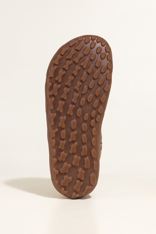 Ciemnobeżowe botki barefoot skórzane damskie szerokie na elastycznej płaskiej podeszwie złota ozdoba guma w cholewce PRODUKT POLSKI Casu 69925