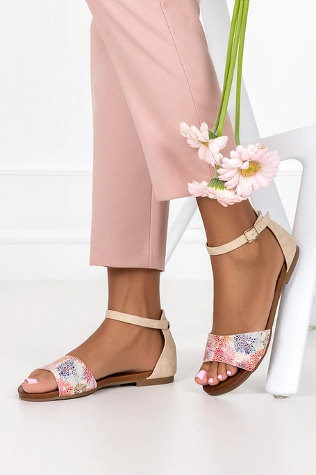 Beżowe sandały płaskie damskie z zakrytą piętą pasek wokół kostki kwiaty Casu K19X16-BEP