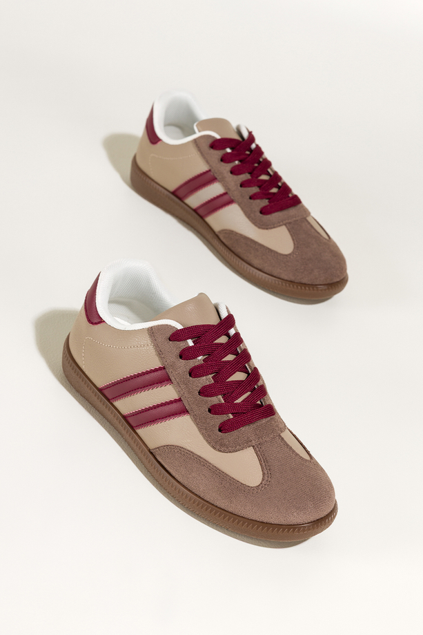 Ciemnobeżowe sneakersy damskie buty sportowe na elastycznej podeszwie bordowe wstawki sznurowane Casu 22336-2