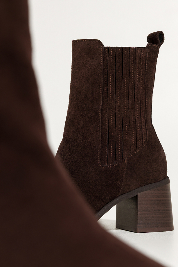 Czekoladowe botki skórzane damskie na szerokim obcasie elastyczne gumy w cholewce PRODUKT POLSKI Casu 6980-496