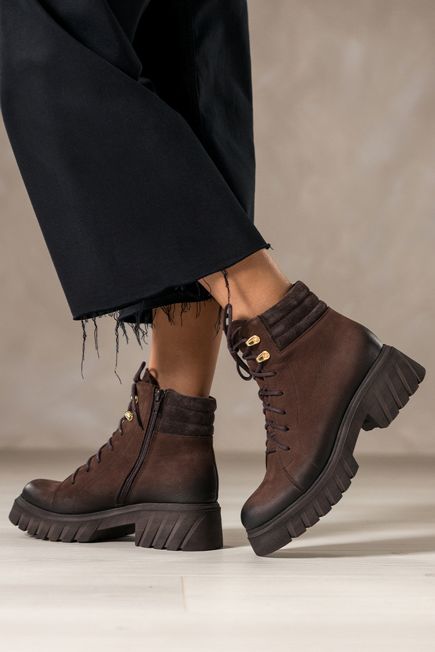 Czekoladowe botki skórzane damskie nubukowe na bieżnikowanej czekoladowej podeszwie sznurowane PRODUKT POLSKI Casu 8097