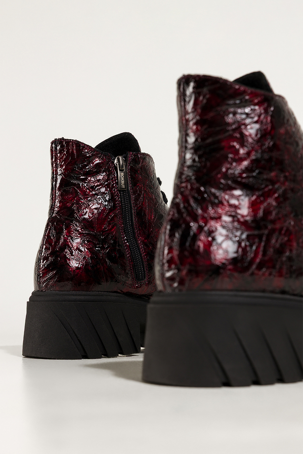 Bordowe botki skórzane damskie lakierowane z wzorem bieżnikowana platforma sznurowane PRODUKT POLSKI Casu 377