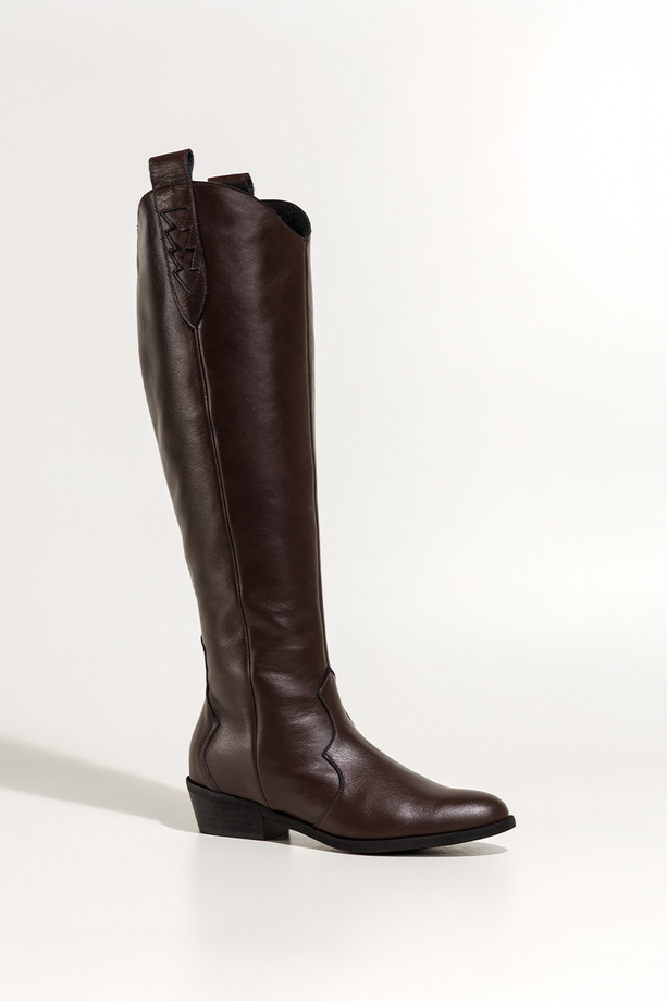 Czekoladowe kozaki skórzane damskie kowbojki na ściętym klocku wycięta cholewka z ozdobnymi paskami PRODUKT POLSKI Casu 7000-704