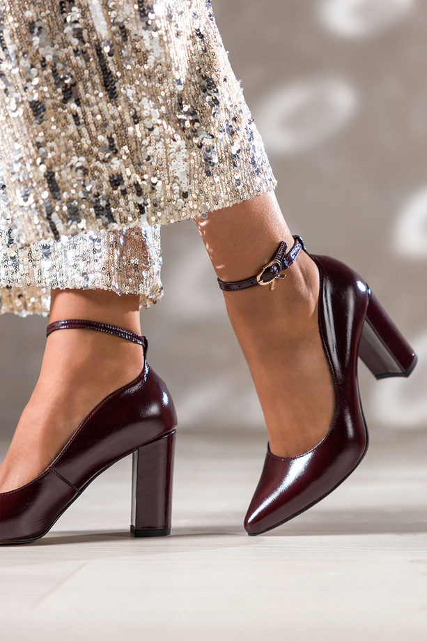 Bordowe czółenka skórzane damskie lakierowane na słupku pasek wokół kostki PRODUKT POLSKI Casu 7166-351