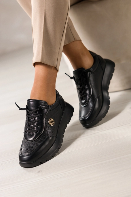 Czarne sneakersy damskie buty sportowe na platformie elastyczne sznurówki złota ozdoba skórzana wkładka Carla QN0780-8