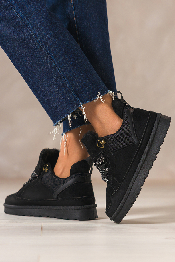 Czarne sneakersy damskie z futerkiem na bieżnikowanej platformie ozdobne sznurówki z wzorem Casu 22337-8