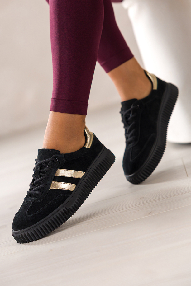 Czarne sneakersy skórzane damskie buty sportowe na czarnej platformie złote wstawki sznurowane Carla TW-CU-800
