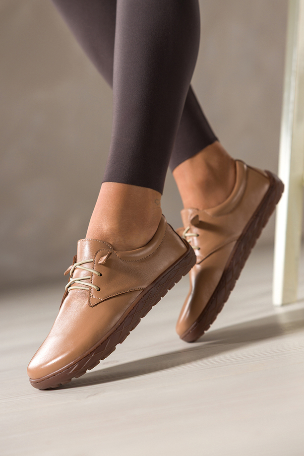 Camelowe buty barefoot skórzane damskie szerokie na elastycznej płaskiej podeszwie elastyczne jasnobeżowe sznurówki PRODUKT POLSKI Casu 89810