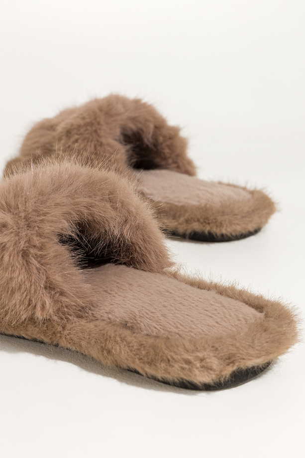 Ciemnobeżowe kapcie damskie obuwie domowe futrzane szeroki pasek ze złotą ozdobą Casu UO961