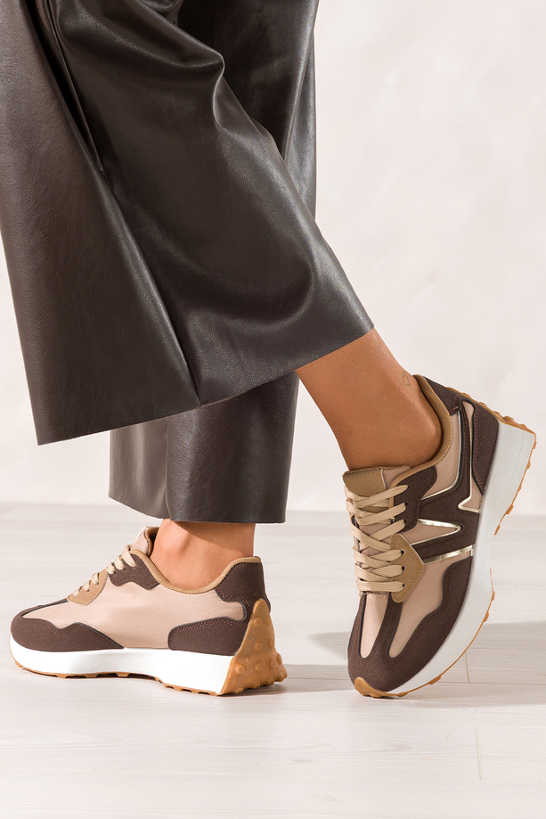 Brązowe sneakersy damskie na białej platformie sznurowane Casu LA295P