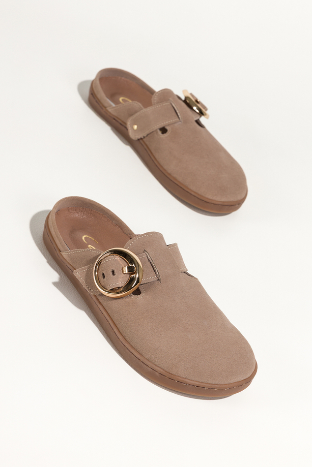 Beżowe klapki barefoot skórzane damskie szerokie na elastycznej płaskiej podeszwie wycięta cholewka pasek ze złotą klamrą PRODUKT POLSKI Casu 89787