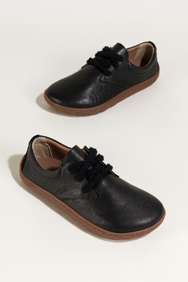 Czarne buty barefoot skórzane damskie szerokie na elastycznej płaskiej podeszwie puszyste sznurówki PRODUKT POLSKI Casu 89811