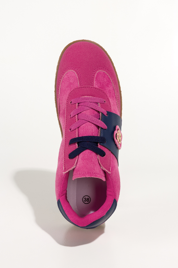 Fuksjowe sneakersy damskie buty sportowe na beżowej platformie podwójne sznurówki granatowe wstawki złota ozdoba Casu 0983