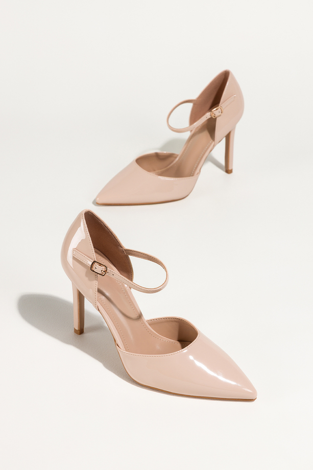 Beżowe czółenka damskie szpilki lakierowane Carla 013